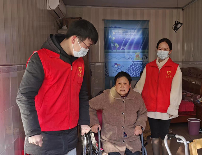 淮海:真情关爱残疾人 辅具上门暖人心.jpg