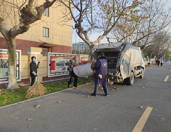初冬落叶多淮海环卫职工保洁忙.jpg