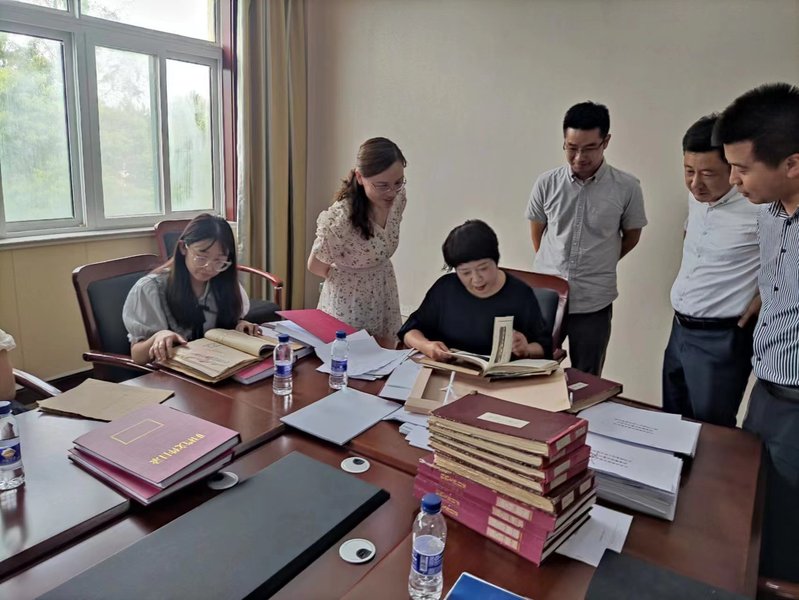 射阳县档案馆来淮海检查档案数字化工作.jpg