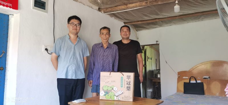 淮海农场公司工会开展夏季走访慰问活动.jpg