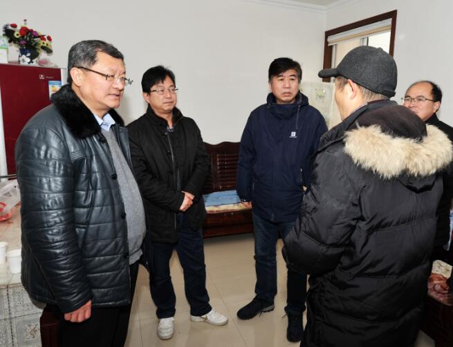 集团公司工会领导到淮海送温暖.jpg