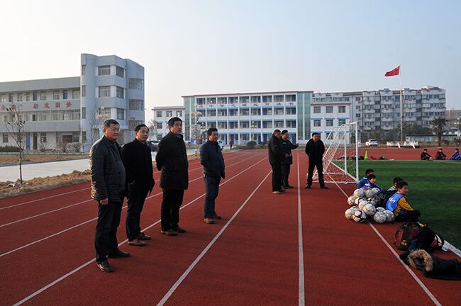 盐城市体育局一行来淮海农场学校检查工作.jpg