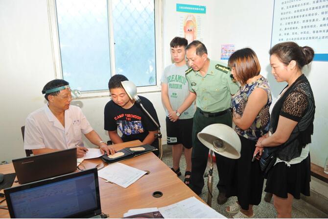 我场人武部积极号召适龄青年踊跃报名参军.jpg