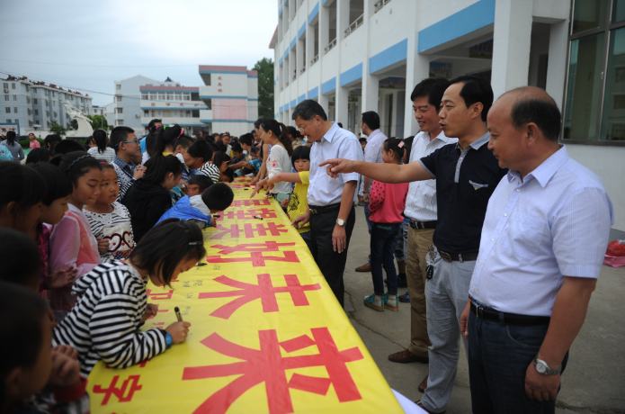 淮海社区开展“人人争当环保小卫士”环保月活动.jpg