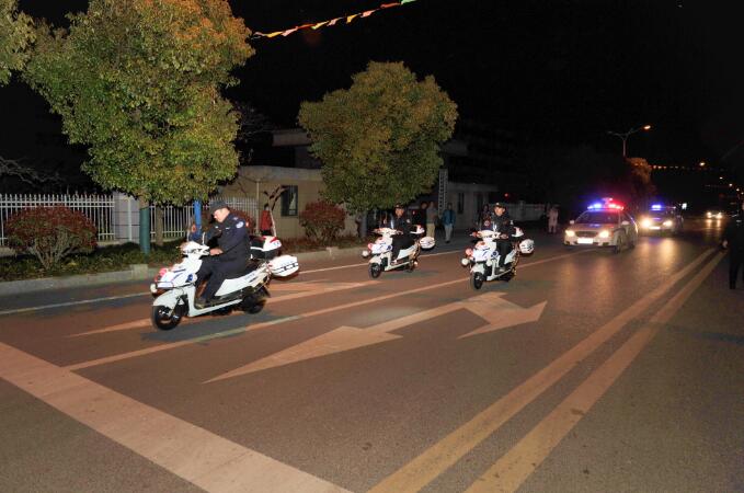 淮海派出所进行夜间 “警灯闪烁”巡查.jpg
