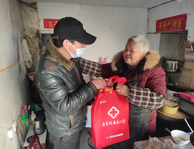 城南居委会快速发放“居家爱心包”.jpg
