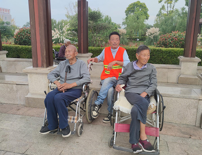 “你陪我长大,我陪你变老”.jpg