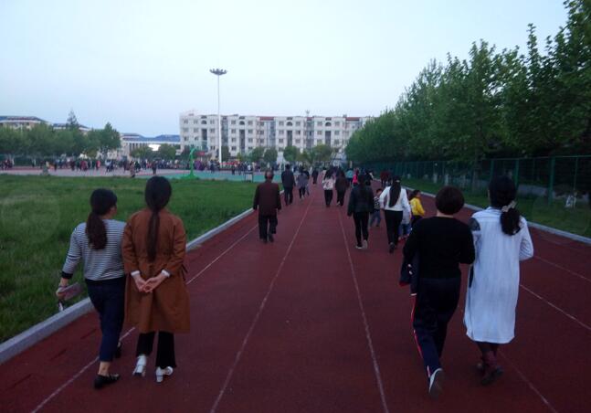 我运动 我健康 我快乐——淮海职工休闲运动广场人潮涌获点赞.jpg